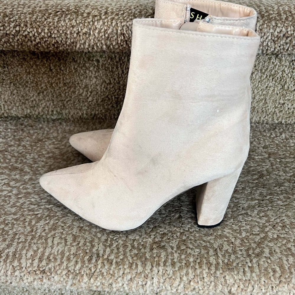 SHE & IN / NEW! Women's Cream Ankle Boots